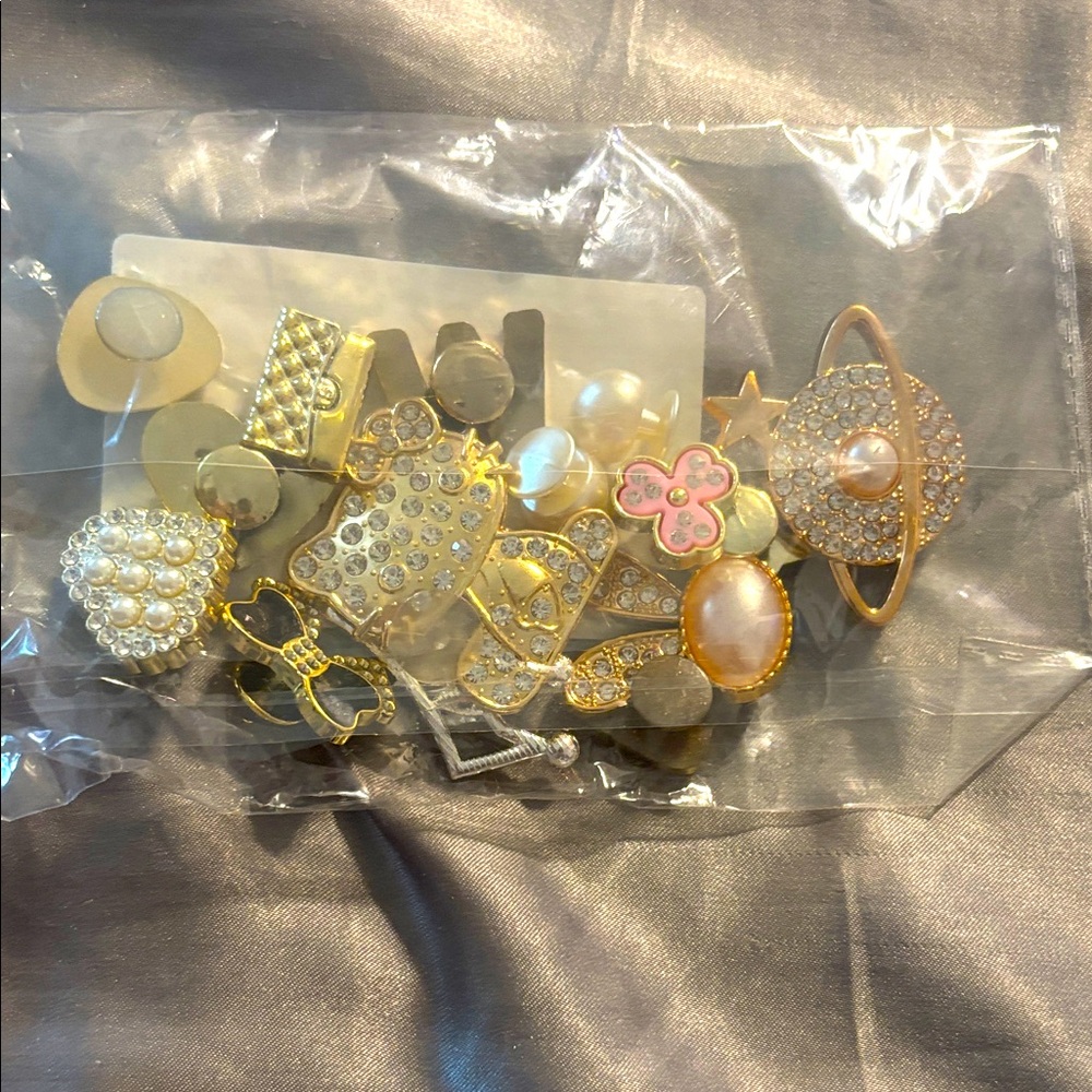 Elegant Gold Tone Hello Kitty Croc’s Charm Set New